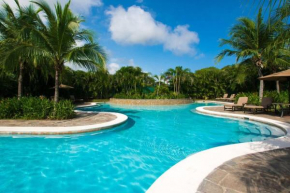 3rd-floor space with modern décor recently renovated viewing over pool in Coco